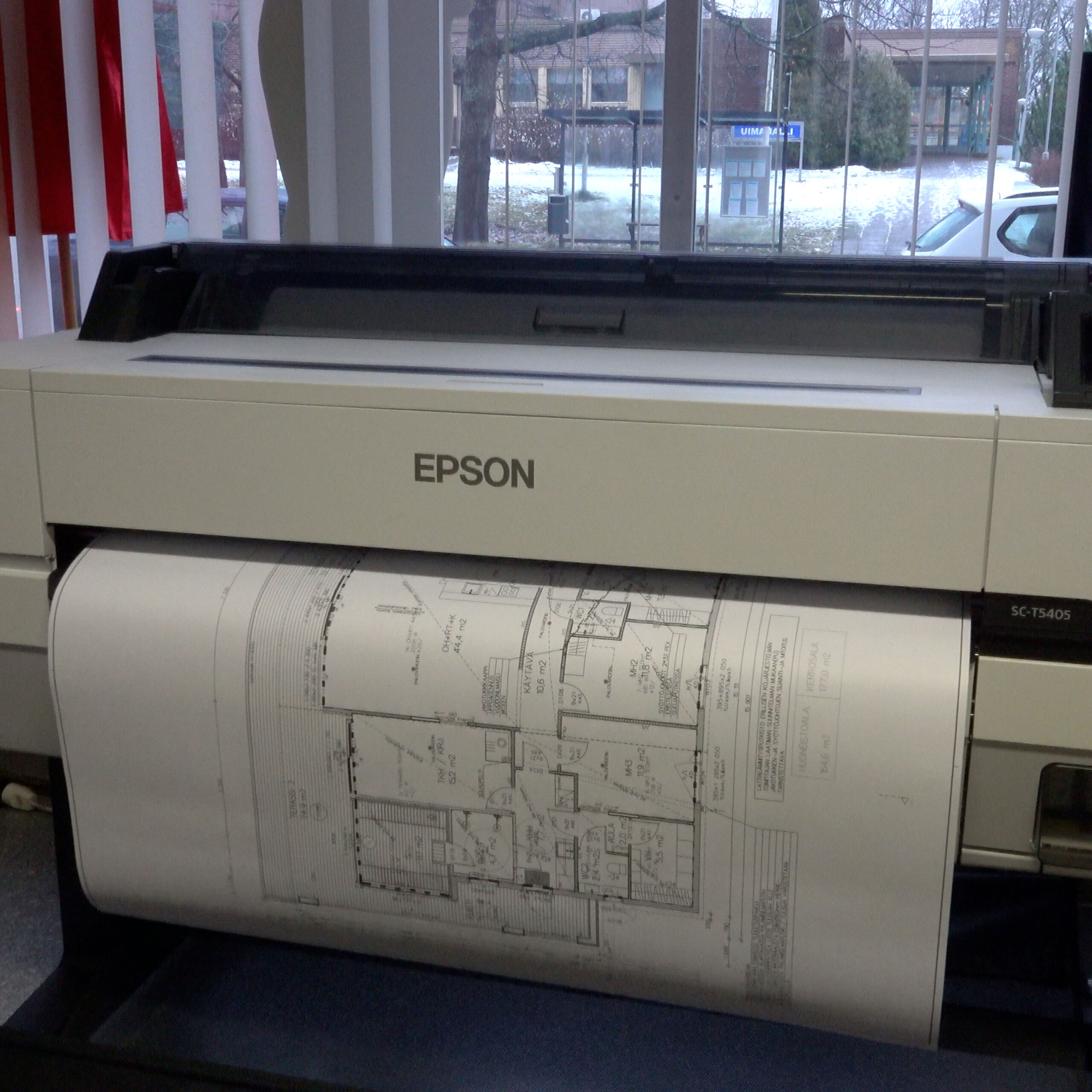 Rakennuspiirustus tulostumassa epson tulostimesta.